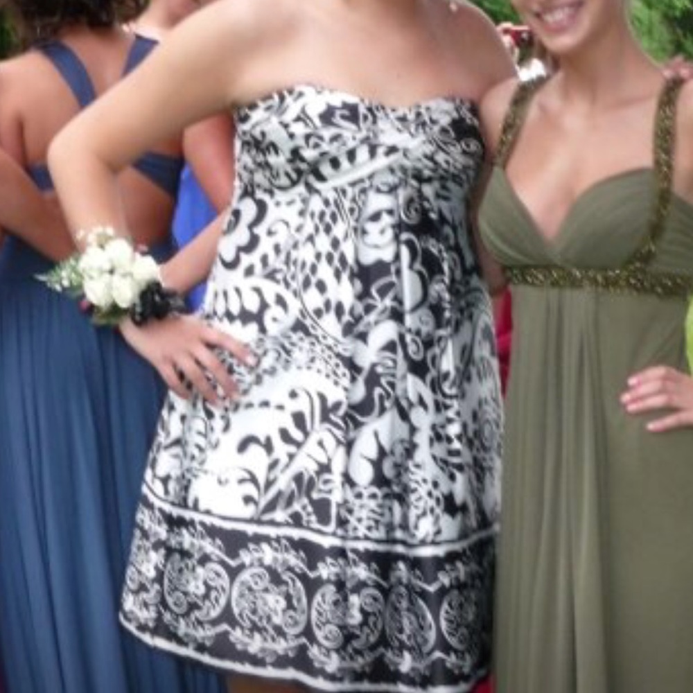 Short black and white dress